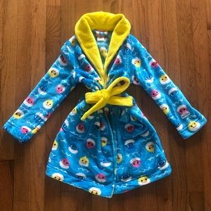 NWOT Baby Shark Robe - 5T